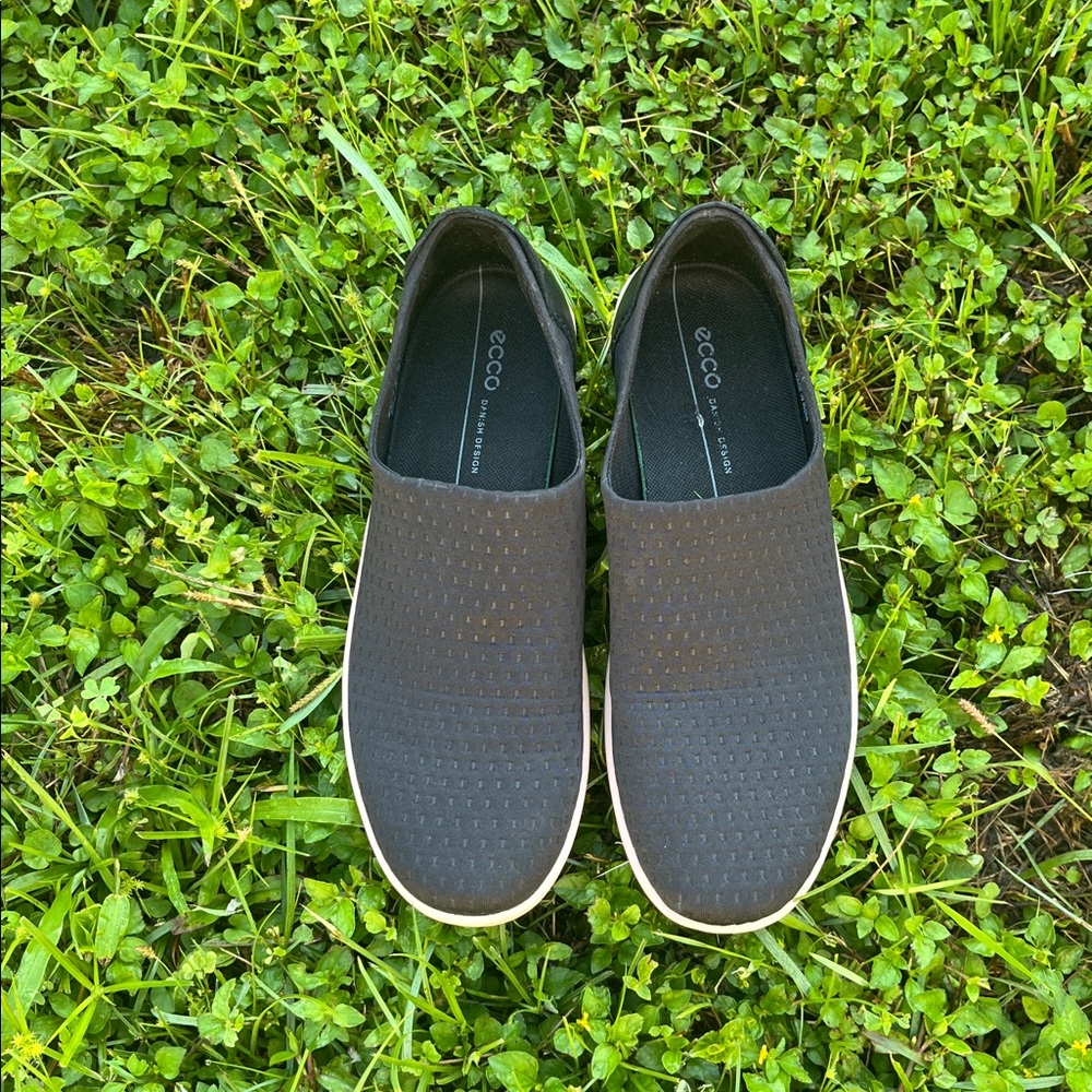 Ecco Black Slip-On Loafer Sz 37
